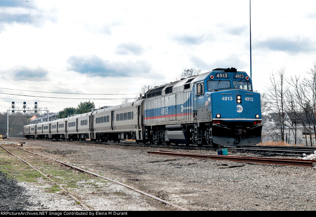 MNCR 4913 on train 1353